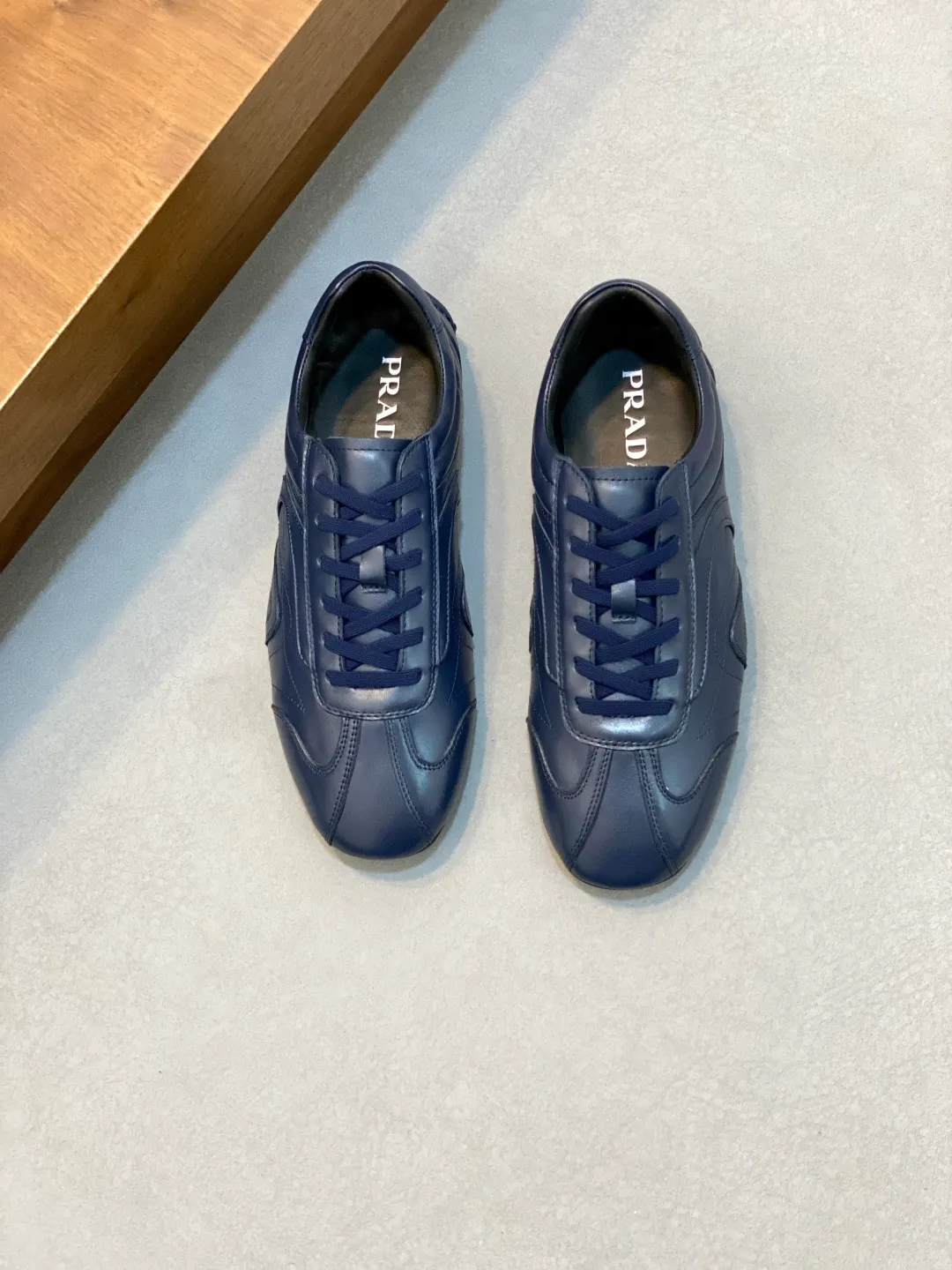 Men's Men's Shoes 💰800 Prada/Prada Men's Leather Casual Sports Shoes, a hot product made in Guangzhou! Made of imported calfskin splicing upper, three-dimensional geometric segmentation, precision manufacturing, uniform stitching, leather texture at a glance, multi-color splicing, fashionable and generous, soft, comfortable and breathable, decorated with PRADA letter logo on the outside, classic letter logo on the tongue, fabric strap on the heel, P family's classic sports shoe type, with fabric lining, silver logo cowhide foot pads, and P family's exclusive rubber outsole. The details are carefully crafted, making it a versatile item for travel! Comes with original box and dust bag! Multiple colors available! Size: 39-40-41-42-43-44 standard leather shoe size (38, 45 customized ¥)